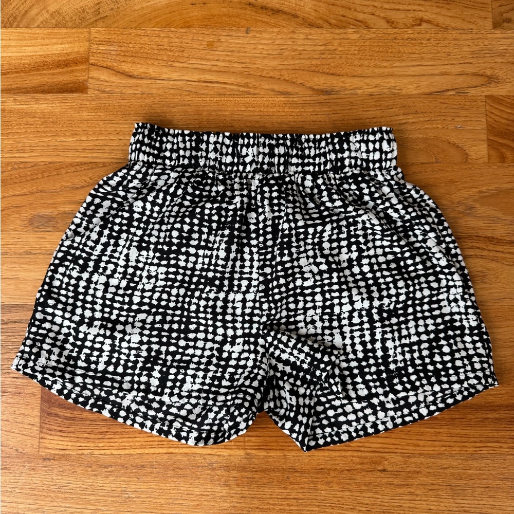 KLD BLACK & WHITE PATTERNED SUMMER SHORTS.